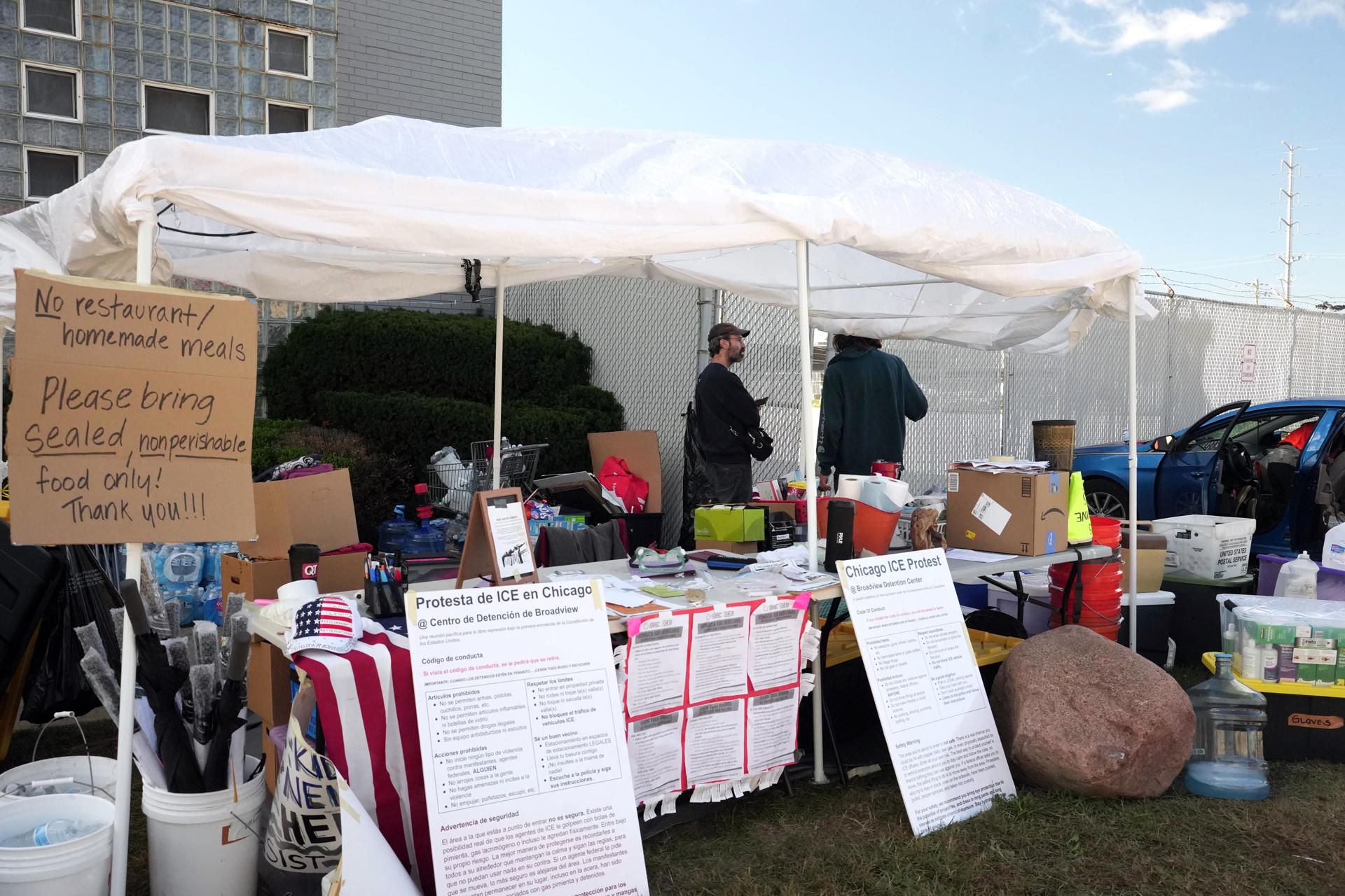 Personas hablan en una carpa que ofrece información sobre las protestas contra el Servicio de Inmigración y Control de Aduanas (ICE) afuera del centro de detención del ICE este miércoles, en Broadview (Estados Unidos). EFE/ Manuel Márquez