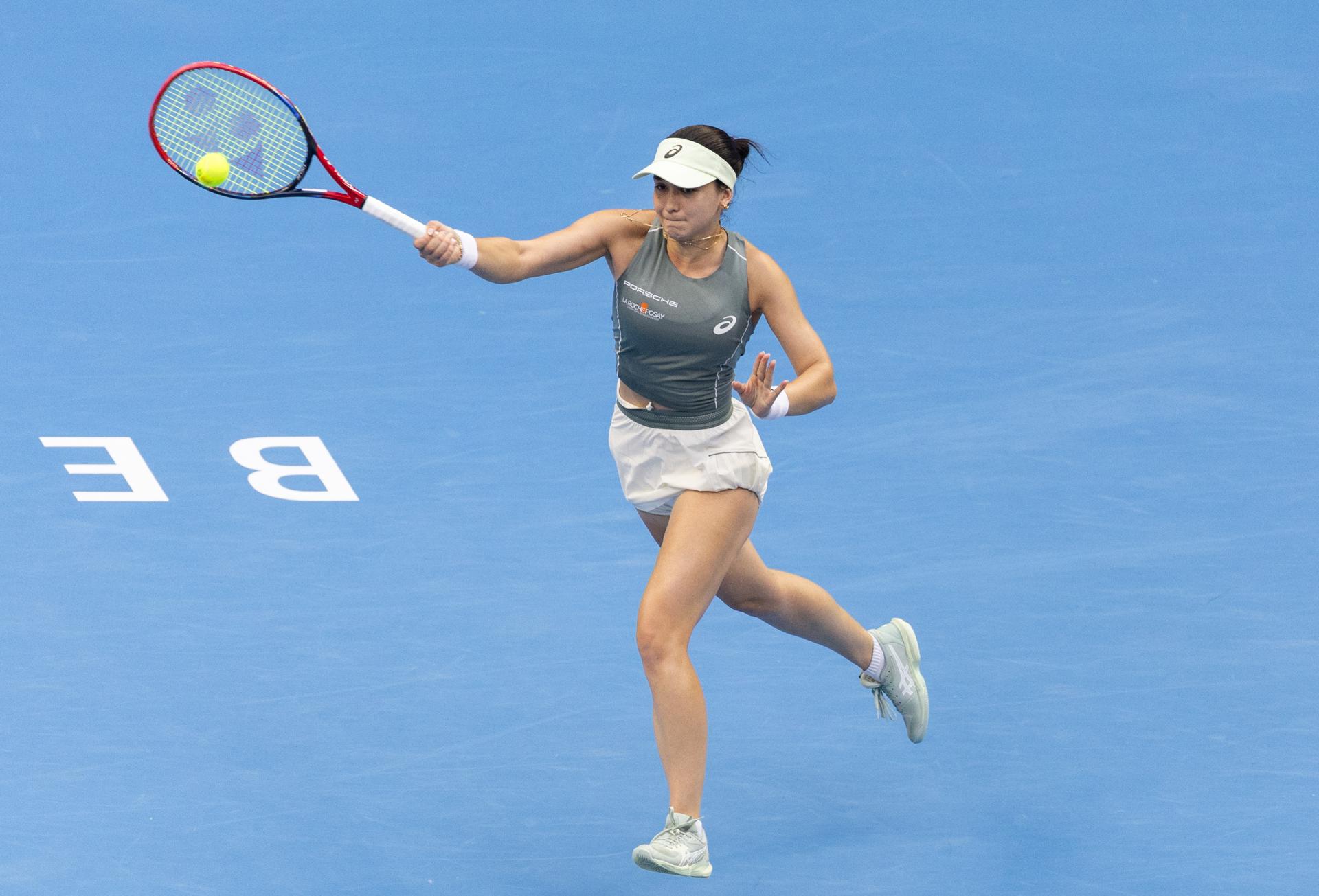 La tenista alemana Eva Lys en acción contra la estadounidense Coco Gauff durante las semifinales individuales femeninas del Abierto de China. EFE/EPA/JESSICA LEE
