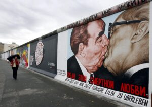 Una mujer pasa junto a la pintura "My God help me, this deadly love to survive" del artista ruso Dmitri Vrubel en la East Side Gallery de Berlín, Alemania, hoy 6 de noviembre de 2009. EFE/Wolfgang Kumm