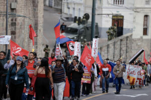 Foto de archivo de representantes de grupos sociales sostienen carteles durante una manifestación frente al Ministerio de Defensa, en Quito (Ecuador). EFE/ José Jácome
