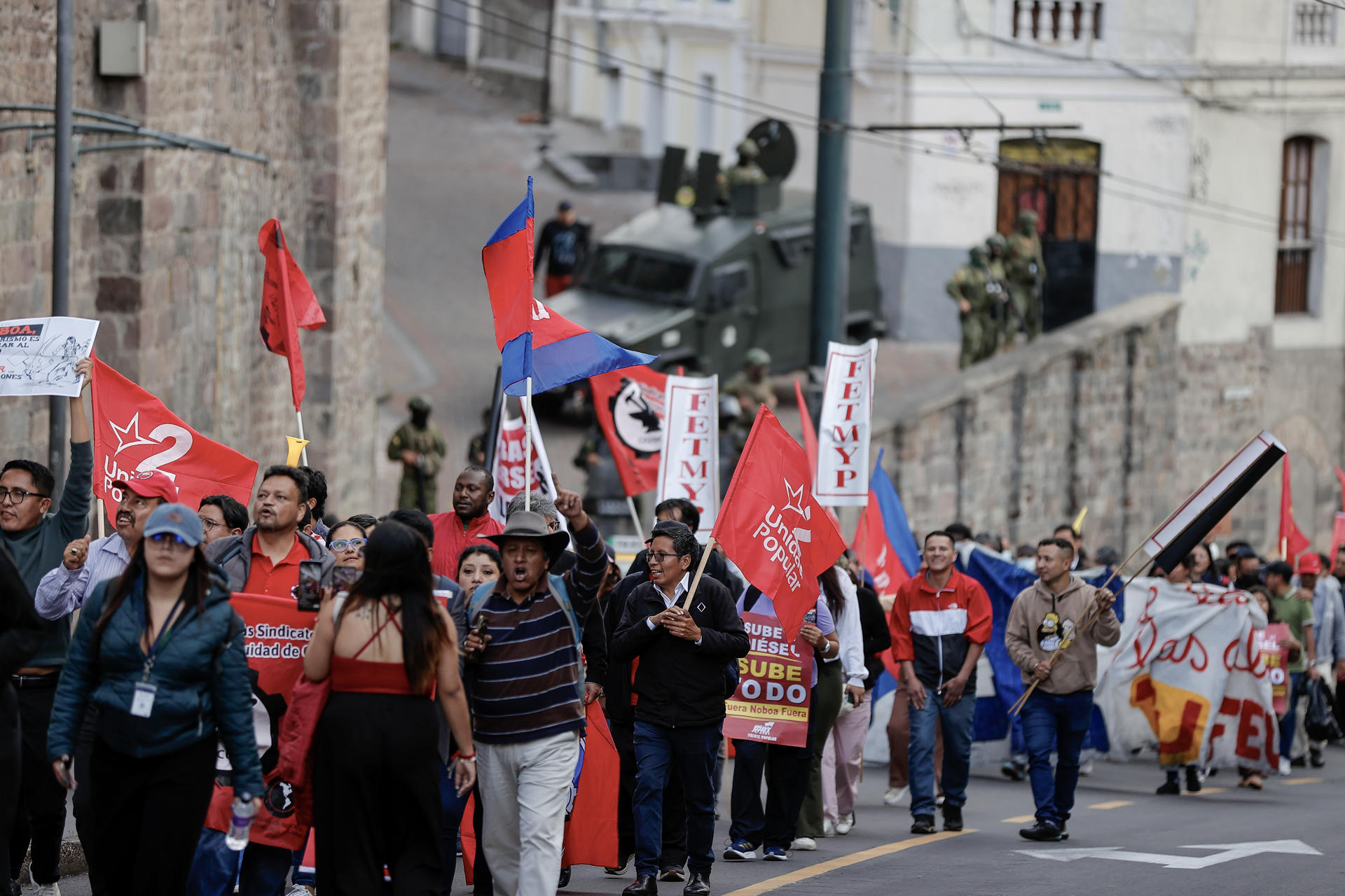 Foto de archivo de representantes de grupos sociales sostienen carteles durante una manifestación frente al Ministerio de Defensa, en Quito (Ecuador). EFE/ José Jácome