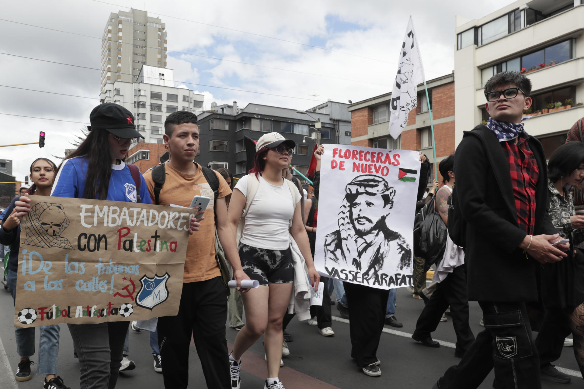 Personas participan en una manifestación en apoyo a Palestina pidiendo el fin de la ofensiva israelí en Gaza este martes, en Bogotá (Colombia). EFE/ Carlos Ortega
