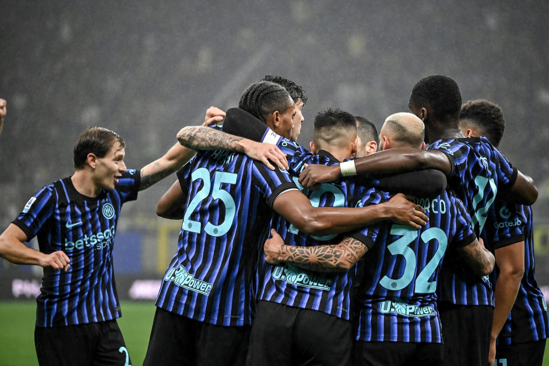 Los jugadores del Inter celebran un gol durante el partido de la Serie A que han jugado Inter y Cremonese en el Giuseppe Meazza stadium de Milan, Italia. EFE/EPA/MATTEO BAZZI
