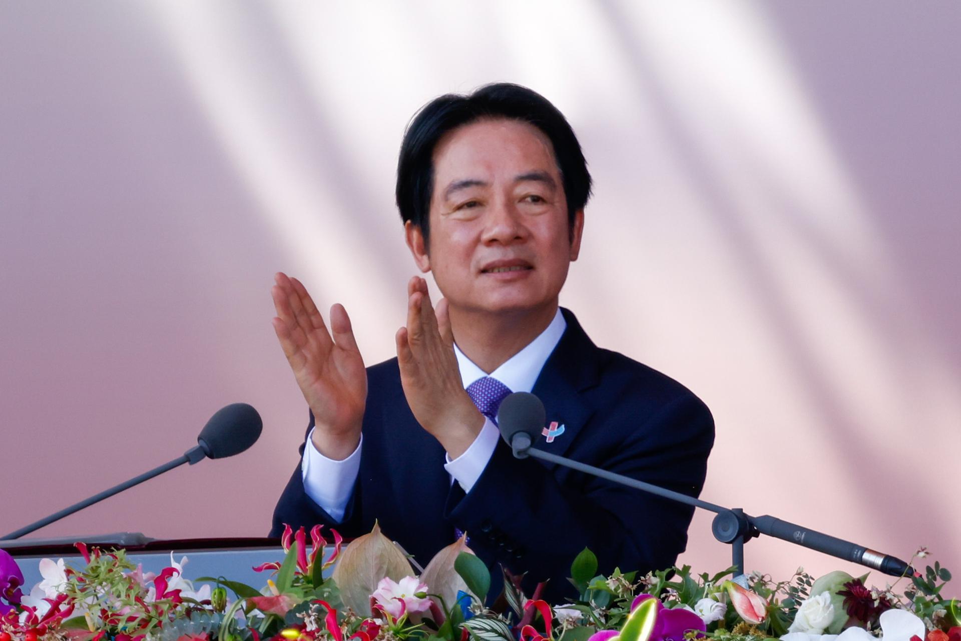 El presidente de Taiwán, William Lai, pronuncia un discurso durante las celebraciones del Día Nacional de Taiwán frente al edificio de la Oficina Presidencial en Taipéi, Taiwán, el 10 de octubre de 2025. EFE/EPA/RITCHIE B. TONGO