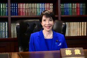 La exministra del Interior japonesa Sanae Takaichi posa este sábado en la oficina destinada al líder del gobernante Partido Liberal Democrático (PLD), tras ser elegida para el cargo en Tokio. EFE/EPA/YUICHI YAMAZAKI / POOL