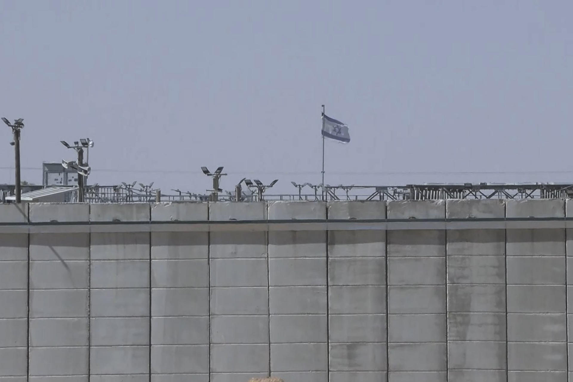 Captura de video del exterior de la prisión de alta seguridad de Saharonim, en medio del desierto israelí del Neguev, pegada a la frontera de Egipto, que este viernes se ha convertido en un goteo de diplomáticos de al menos 16 países para visitar a sus ciudadanos detenidos cuando navegaban intentando llegar a Gaza. Soportando temperaturas de casi 40 grados recién al arranque del otoño, Saharonim está en medio de un paisaje árido, salpicado de algún arbusto y situada a 70 kilómetros de la ciudad más cercana, Beerseba. EFE/Magda Gibelli
