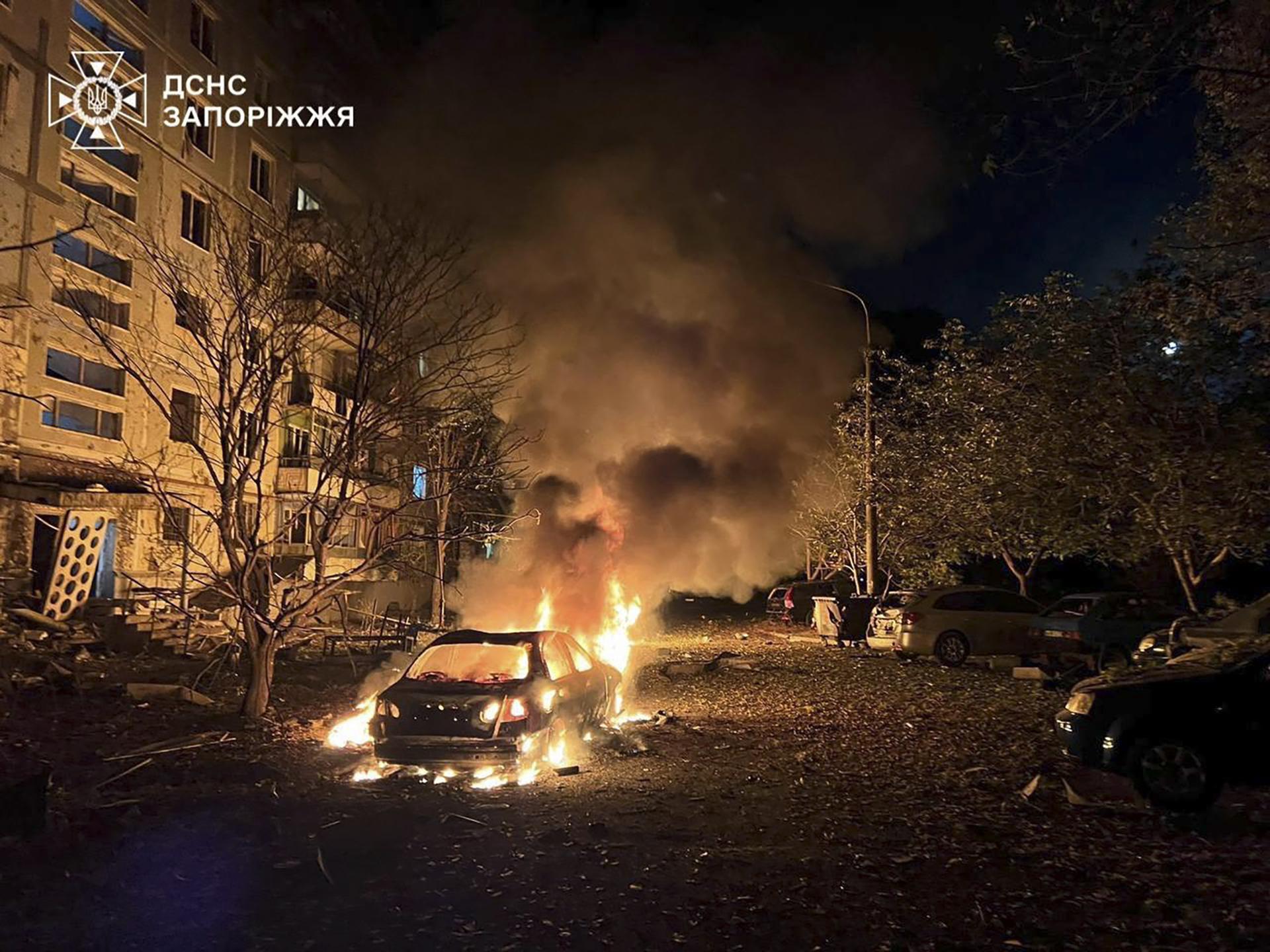 Imagen cedida por el Servicio Estatal de Emergencias ucraniano que muestra la destrucción en un edificio residencial en Zaporiyia, la madrugada de este domingo. EFE/EPA/STATE EMERGENCY SERVICE /Cedida/Solo uso editorial