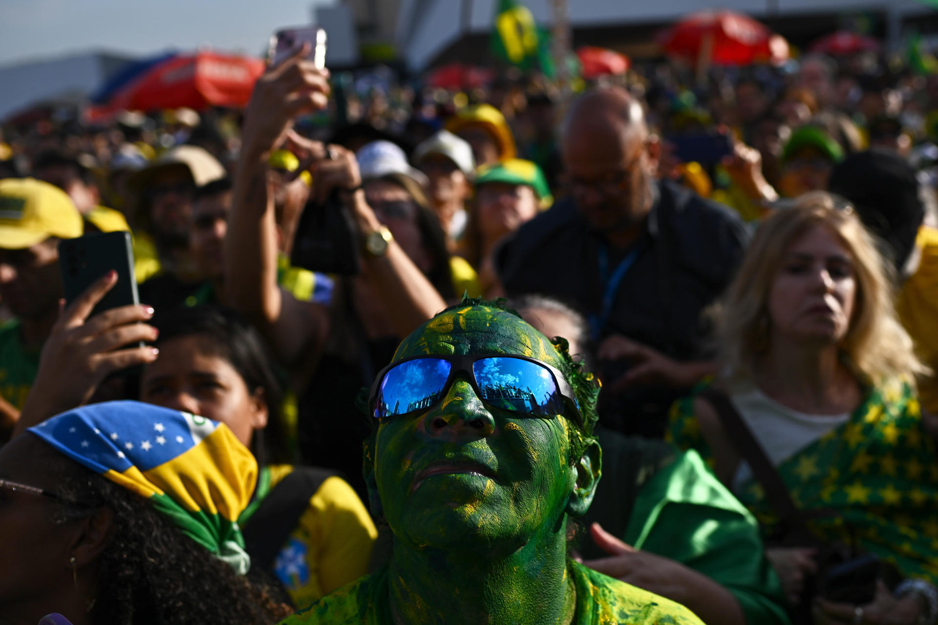 Simpatizantes del expresidente de Brasil Jair Bolsonaro participan en una manifestación para exigir una amnistía para el líder ultraderechista y el resto de los condenados por golpismo. EFE/ Andre Borges