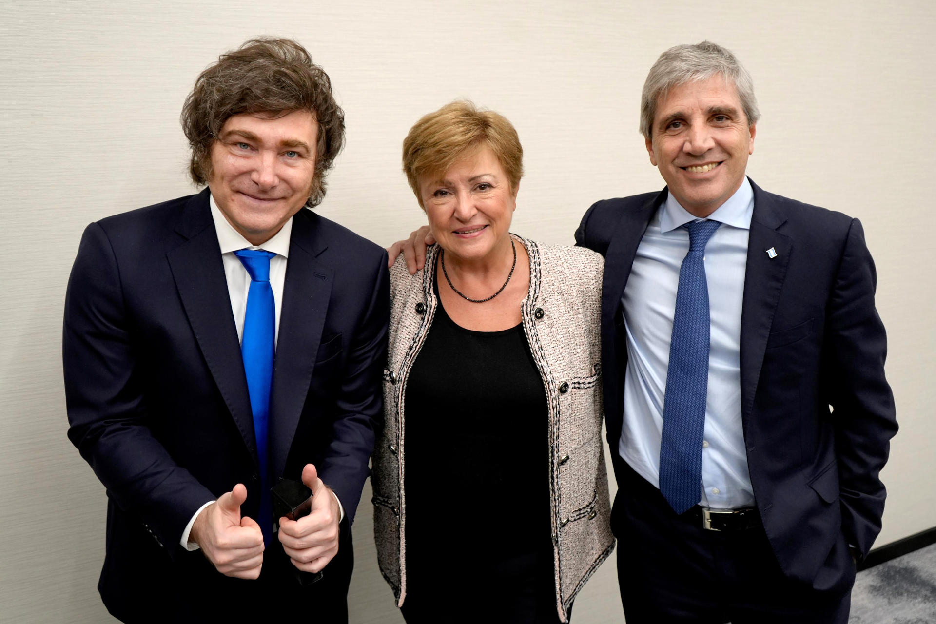Fotografía del pasado 24 de septiembre de 2025 en donde se ve al presidente de Argentina, Javier Milei (i); la directora gerente del Fondo Monetario Internacional (FMI), Kristalina Georgieva, y el ministro de Economía de Argentina, Luis Caputo, durante una reunión en Nueva York (Estados Unidos). EFE/ Presidencia de Argentina