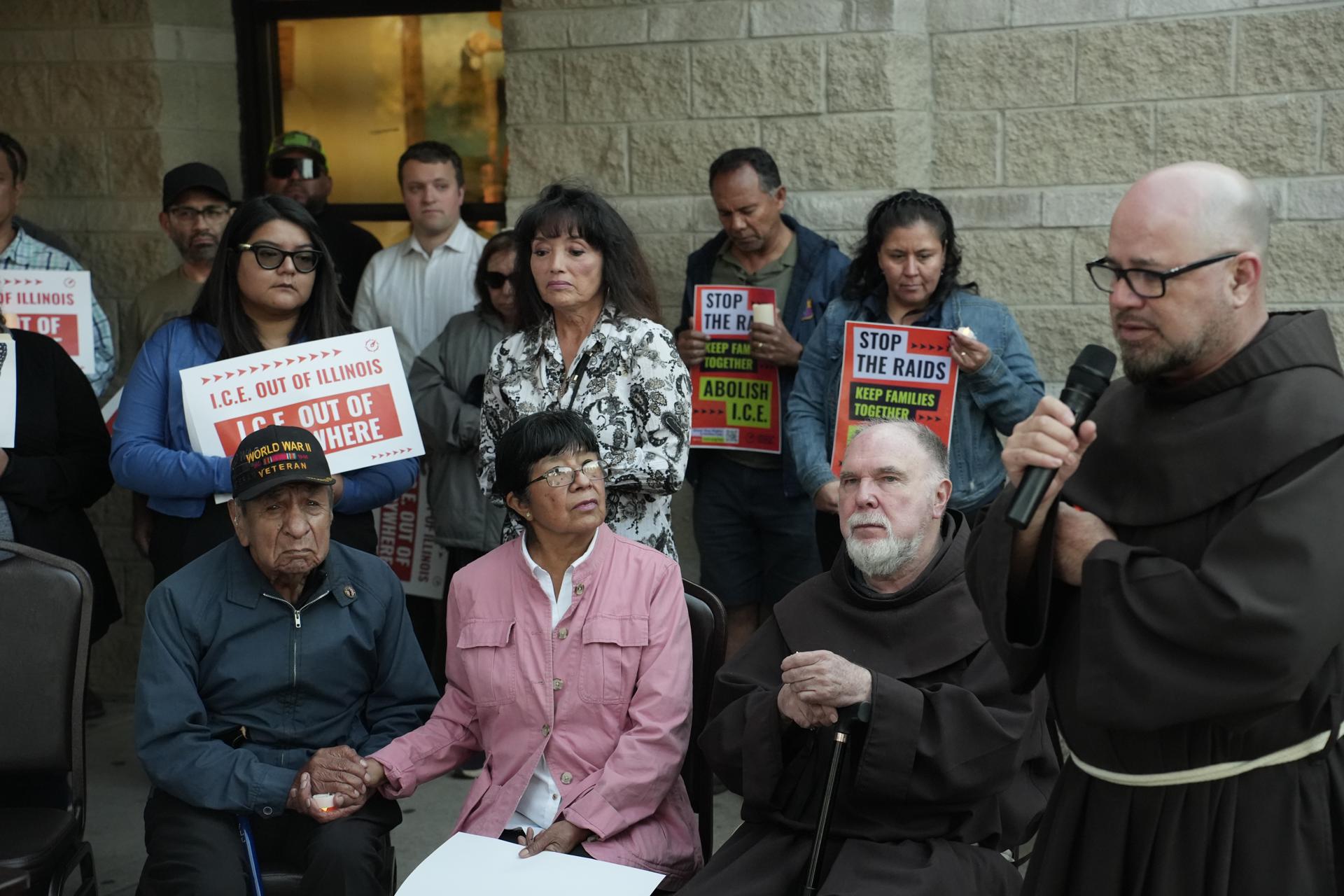 El líder comunitario y veterano de la Segunda Guerra Mundial, Joe Bellman (i), de 100 años de edad, participa en una rueda de prensa este 9 de octubre de 2025, en Joliet (EE.UU.). EFE/ Guillermo Azábal