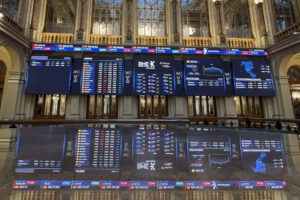 La bolsa española perdió este martes el 0,19 % y se acercó a 15.500 puntos afectada por la caída de Wall Street. El índice de referencia del mercado nacional, el IBEX 35, bajó 29,7 puntos, hasta 15,527 puntos. En el año gana todavía el 33,91 %.-EFE/ Altea Tejido Sánchez