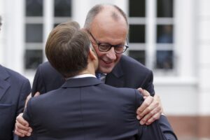El presidente de Francia, Emmanuel Macron, y el canciller alemán Friedrich Merz (R) asisten a las celebraciones del Día de la Unidad Alemana 2025 en Saarbruecken, Alemania, 03 de octubre de 2025. El Día de la Unidad Alemana se celebra anualmente el 03 de octubre para conmemorar la reunificación de Alemania Oriental y Occidental en 1990. (Francia, Alemania) EFE/EPA/CHRISTOPHER NEUNDORF