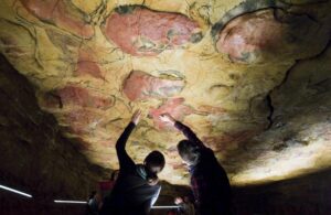 Turistas contemplando las pinturas rupestres en la réplica de las Cuevas de Altamira, en la localidad cántabra de Santillana del Mar. EFE/Archivo/Alberto Aja