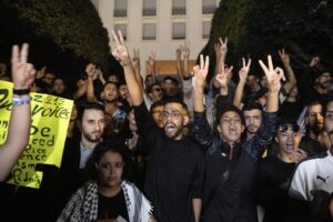 Jóvenes marroquíes fueron captados este viernes, 3 de octubre, al exigir reformas en los sectores de salud y educación, en Rabat (Marruecos) EFE/Jalal Morchidi