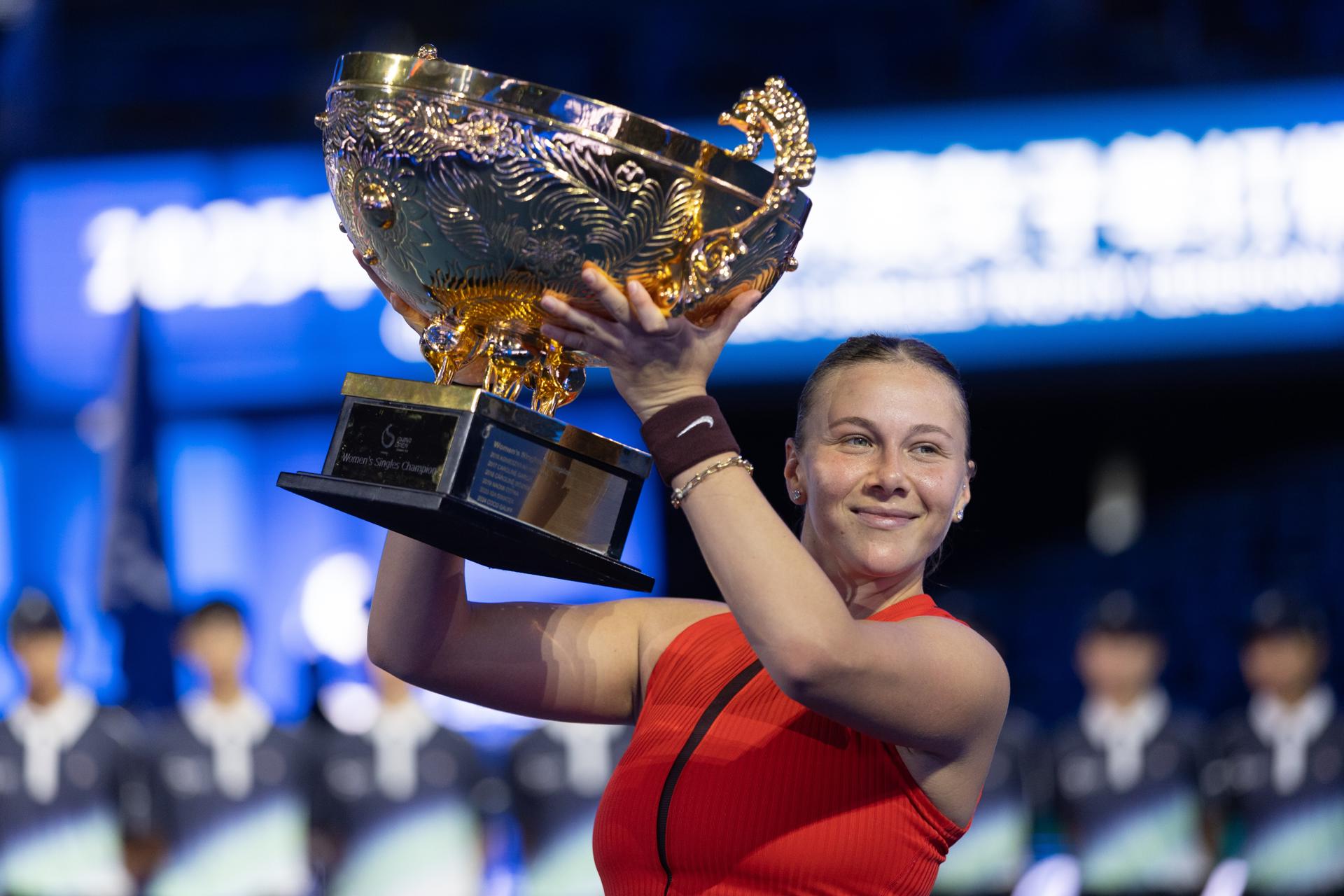 La tenista estadounindese Amanda Anisimova celebra su victoria en el Abierto de China, en Pekín. CASARES EFE/EPA/JESSICA LEE