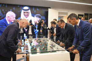 El presidente del Gobierno español, Pedro Sánchez (d), se reunió el pasado 25 de septiembre en Nueva York con el presidente de la FIFA, Gianni Infantino (i), y con representantes de Marruecos y Portugal, países coorganizadores del Mundial de fútbol 2030, para avanzar en la planificación y el diseño conjunto de la competición EFE/Pool Moncloa/Borja Puig de la Bellacasa -SOLO USO EDITORIAL/SOLO DISPONIBLE PARA ILUSTRAR LA NOTICIA QUE ACOMPAÑA (CRÉDITO OBLIGATORIO)-