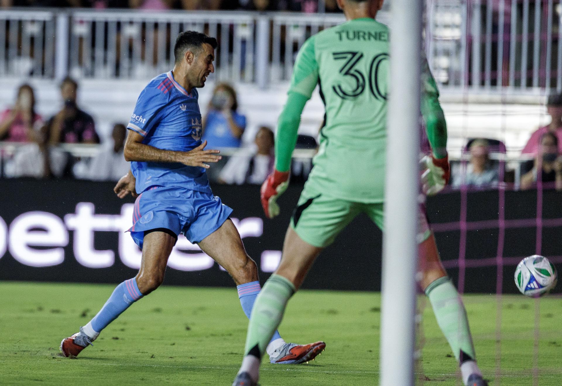 El centrocampista español Sergio Busquets destacó este sábado en el partido que Inter Miami ganó por 4-1  a New England Revolution en Fort Lauderdale. EFE/EPA/CRISTOBAL HERRERA-ULASHKEVICH
