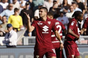El jugador del Torino Giovanni Simeone (I) celebra un gol durante el partido de la Serie A que han jugado Lazio y Torino en Roma,Italia. EFE/EPA/FABIO FRUSTACI