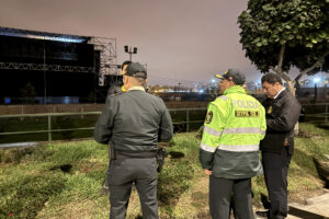 Agentes de la Policía Nacional de Perú custodian la zona donde se registró un tiroteo contra la banda peruana de cumbia Agua Marina, la noche de este miércoles, en el Círculo Militar del distrito de Chorrillos, en Lima (Perú). EFE/ Mikhail Huacán