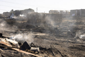 Entre 50 y 60 chabolas han resultado afectadas en un un incendio declarado esta madrugada en un asentamiento de migrantes de la localidad onubense de Palos de la Frontera, según ha informado el servicio Emergencias 112 de Andalucía. EFE/Alberto Díaz