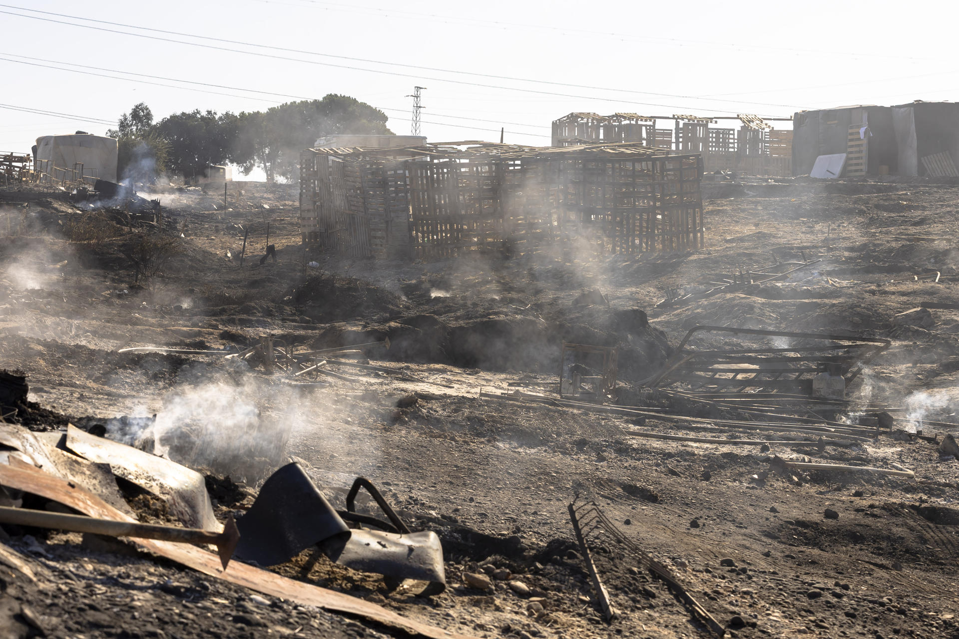 Entre 50 y 60 chabolas han resultado afectadas en un un incendio declarado esta madrugada en un asentamiento de migrantes de la localidad onubense de Palos de la Frontera, según ha informado el servicio Emergencias 112 de Andalucía. EFE/Alberto Díaz