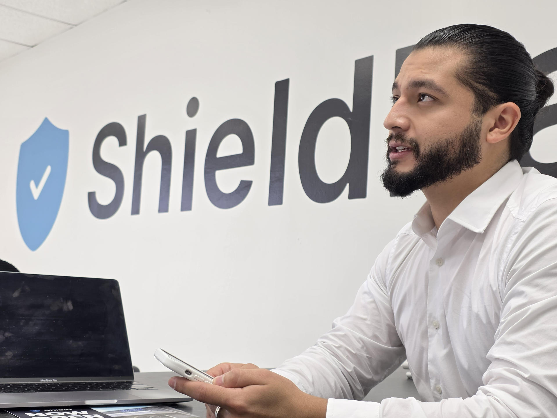 El cofundador de Shield Luis Carchi habla durante una entrevista con EFE este lunes, en Miami (Estados Unidos). EFE/ Alberto Boal
