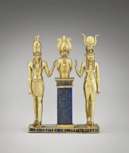Fotografía cedida de la Triada de Osorkos, una estatua perteneciente al Museo del Louvre que forma parte de la exposición 'Divine Egypt', que se inaugura el 12 de octubre en el MET de Nueva York EFE/ Louvre