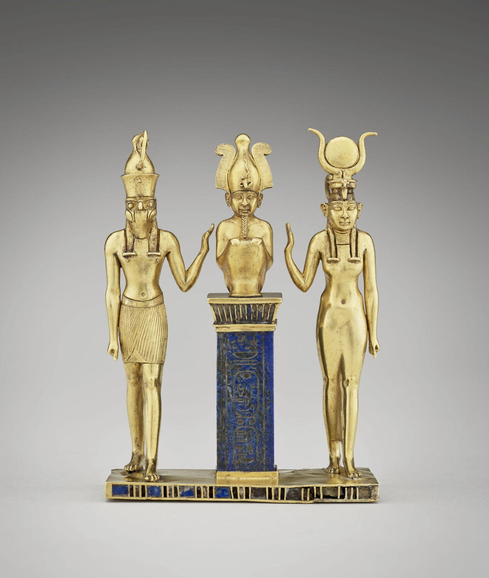 Fotografía cedida de la Triada de Osorkos, una estatua perteneciente al Museo del Louvre que forma parte de la exposición 'Divine Egypt', que se inaugura el 12 de octubre en el MET de Nueva York EFE/ Louvre