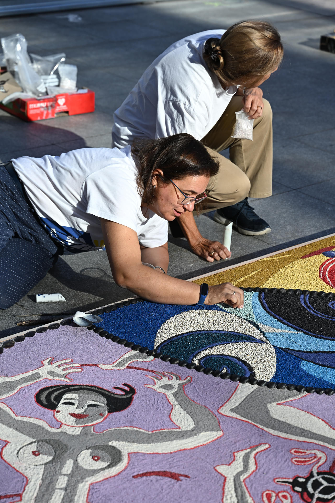 Mural hecho de conchas en el exterior del Museo Reina Sofía en Madrid este martes con motivo de la presentación de la exposición 'Maruja Mallo: Máscara y compás'. EFE/Fernando Villar
