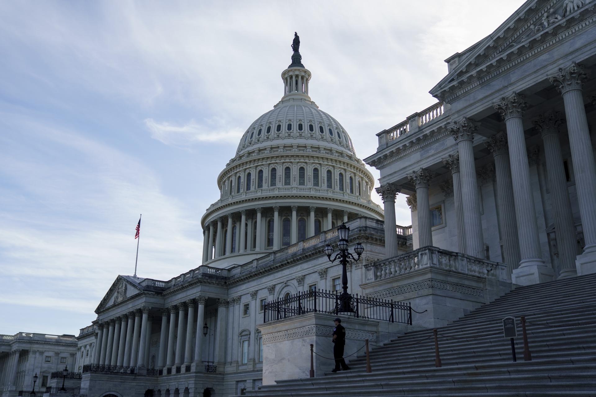 Vista exterior del Capitolio de los Estados Unidos, en Washington D. C. EFE/EPA/WILL OLIVER