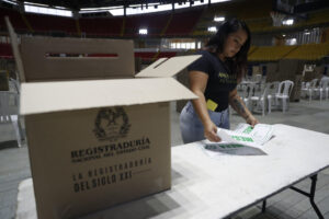 Fotografía de archivo en donde se ve un puesto de votación en en Cali (Colombia). EFE/Ernesto Guzmán
