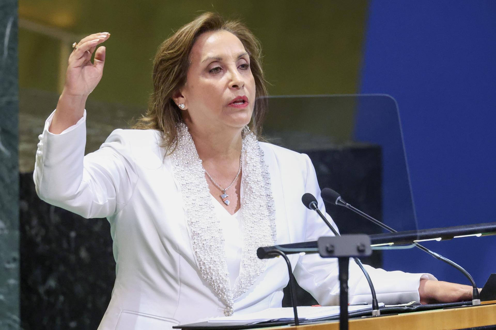 La destituida presidenta de Perú, Dina Boluarte, en una imagen de archivo. El Congreso de Perú destituyó en la noche de este jueves de manera exprés a la presidenta, Dina Boluarte, tras aglutinar cuatro mociones de vacancia (destitución) para declarar su "permanente incapacidad moral" para enfrentar la creciente inseguridad ciudadana y el auge del crimen organizado, cuando faltan escasos seis meses para las elecciones generales de 2026. EFE/EPA/SARAH YENESEL