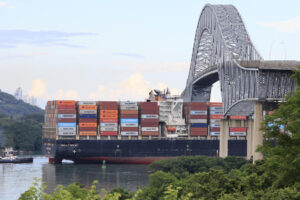 Un buque portacontenedores cruza el Canal de Panamá hacia el océano pacífico este martes, en ciudad de Panamá (Panamá). EFE/ Bienvenido Velasco