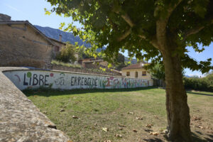GRAFCAV4562. BERNEDO (ALAVA), 30/09/2025.- Vista del edificio donde se celebran los campos de verano del pueblo de Bernedo, en Alava. El Juzgado de Instrucción número 3 de Vitoria acordó ayer citar a declarar a tres víctimas del campamento de Bernedo (Álava) y pedir a la Ertzaintza que trate de identificar a más menores afectados, según fuentes judiciales.Adrián Ruiz-Hierro /EFE