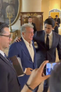 El presidente del Barcelona, Joan Laporta (c), a su llegada el miércoles a Roma para acudir a la asamblea anual de la nueva 'European Football Clubs' (EFC, antigua ECA), presidida por el catarí Nasser Al-Khelaifi (d). EFE/Cedida
