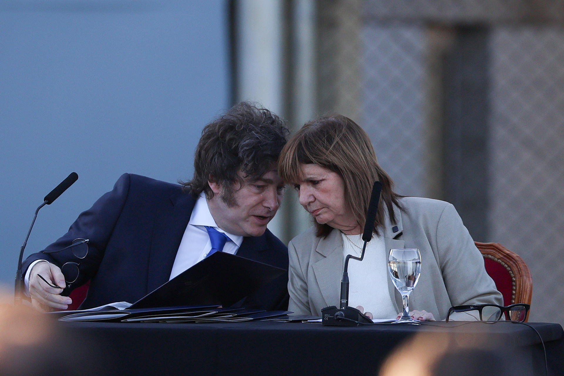 El presidente de Argentina, Javier Milei (i), y la ministra de Seguridad, Patricia Bullrich, hablan durante un evento de Gobierno este jueves, en el Complejo Penitenciario Federal, en Ezeiza (Argentina). EFE/ STR
