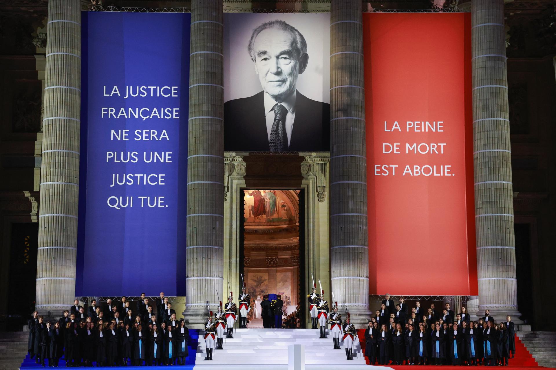 La Guardia Republicana Francesa lleva el cenotafio cubierto con la bandera del ex ministro de Justicia francés Robert Badinter al Panteón, durante su ceremonia de inducción, celebrada en el aniversario de la promulgación de la ley que abolió la pena de muerte que él autorizó, en París, Francia, 09 de octubre de 2025. (Francia) EFE/EPA/STEPHANIE LECOCQ / POOL MAXPPP OUT