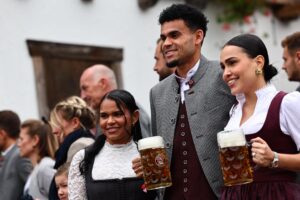 El jugador del Bayern Múnich Luis Díaz, durante la celebración del Oktoberfest en esa ciudad alemana este domingo. EFE/ ANNA SZILAGYI