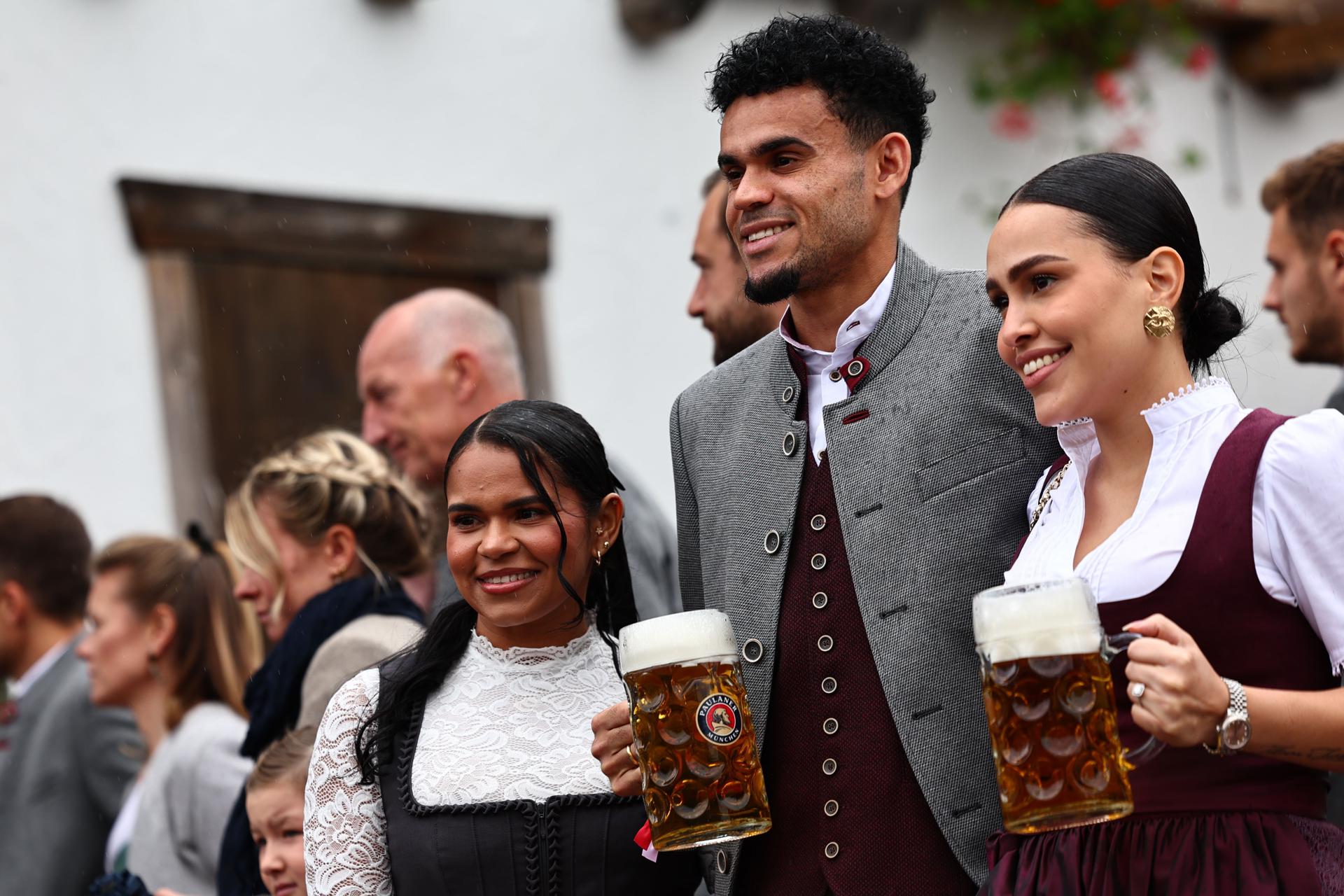 El jugador del Bayern Múnich Luis Díaz, durante la celebración del Oktoberfest en esa ciudad alemana este domingo. EFE/ ANNA SZILAGYI