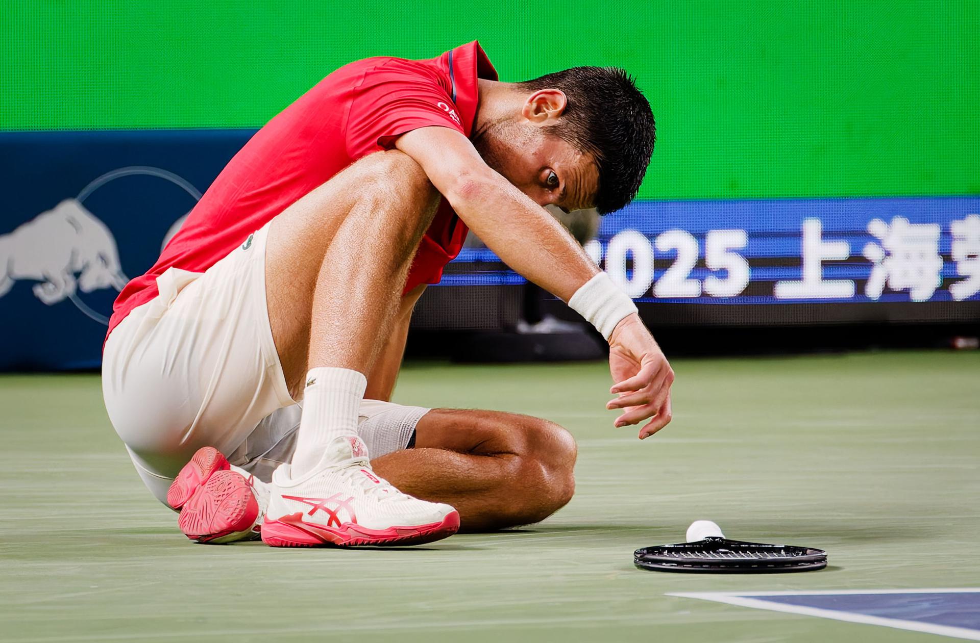 El tenista serbio Novak Djokovic durante su partido de octavos de final del Master 1.000 de Shanghái, ante el español Jaume Muna (fuera de iamgen). EFE/EPA/ALEX PLAVEVSKI