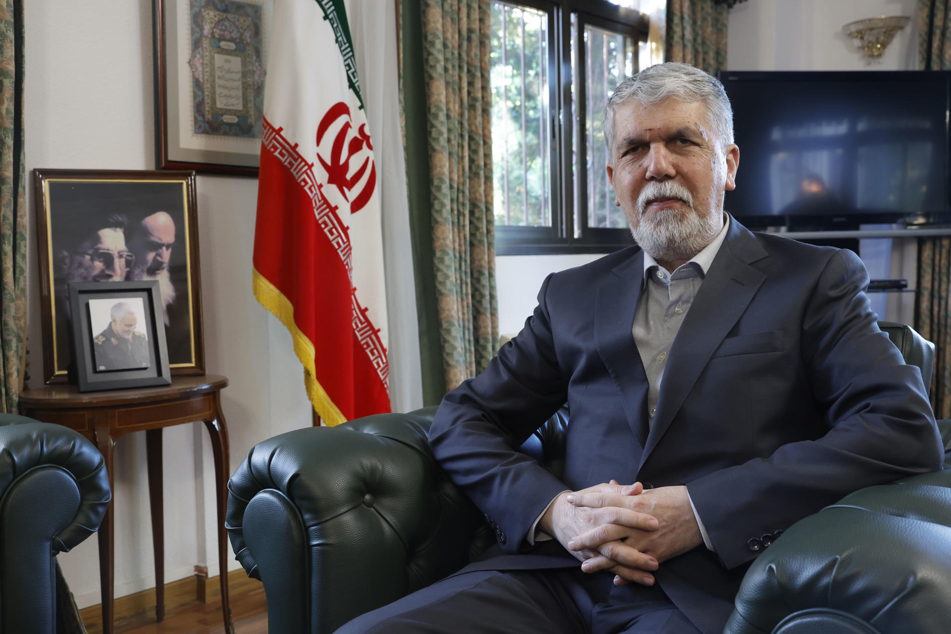 El ministro de Cultura y Guía Islámica de Irán, Abás Salehi, admite que la República Islámica está en un proceso de debates "considerables" y "muy serios" sobre la continuidad del código de vestimenta que obliga a las mujeres a llevar el velo, y reconoce que en el Gobierno es favorable a su flexibilización.Tres años después de la muerte Mahsa Amini bajo custodia policial tras ser detenida por no llevar bien puesto el hiyab, y de las protestas que eso provocó en Irán, Salehi señala en una entrevista con EFE que el debate está abierto en diferentes ámbitos políticos de la República Islámica. EFE/ Zipi
