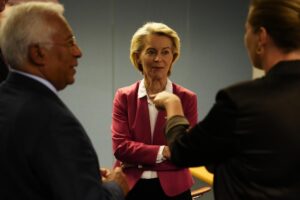 La primera ministra de Dinamarca, Mette Frederiksen (D), el presidente del Consejo Europeo, Antonio Costa (I), y la presidenta de la Comisión Europea, Ursula von der Leyen (C), se reúnen con el presidente de Ucrania, Volodymyr Zelensky (no se muestra en la imagen), en los márgenes de la 7ª reunión de la Comunidad Política Europea (CPE) en Copenhague, Dinamarca, el 2 de octubre de 2025. La cumbre, que reúne a líderes de todo el continente, se centrará en la defensa y el apoyo a Ucrania, la situación de seguridad en Europa, incluida la seguridad económica y la migración. (Dinamarca, Ucrania, Copenhague) EFE/EPA/MADS CLAUS RASMUSSEN DENMARK OUT