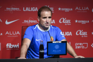 El entrenador del RCD Mallorca, Jagoba Arrasate, durante la rueda de prensa ofrecida este viernes en Palma. EFE/Miguel A. Borrás