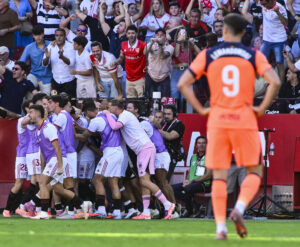 El futbolista del Sevilla José Carmona celebra después de anotar contra el F.C. Barcelona en el partido de este domingo, correspondiente a la octava jornada de LaLiga EA Sports (Primera División), jugado en el estadio Sánchez-Pizjuán. EFE/Raul Caro