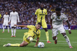 El delantero del Real Madrid Vinicius Jr, durante el partido de la jornada 8 de LaLiga EA Sports que Real Madrid y Villarreal disputaron en el estadio Santiago Bernabéu.- EFE/ Javier Lizón