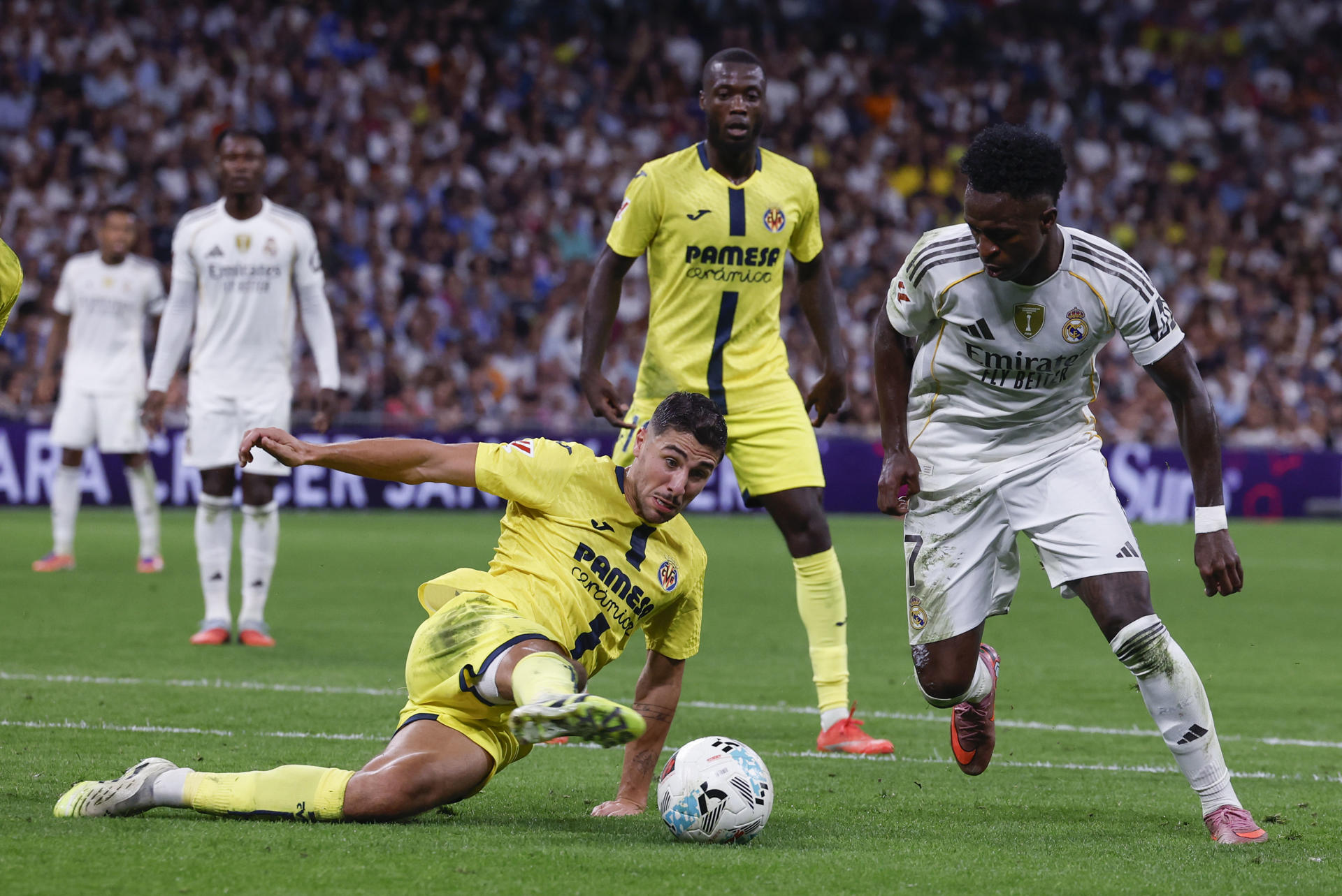 El delantero del Real Madrid Vinicius Jr, durante el partido de la jornada 8 de LaLiga EA Sports que Real Madrid y Villarreal disputaron en el estadio Santiago Bernabéu.- EFE/ Javier Lizón