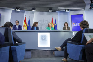 Los ministros para la Transformación Digital y de la Función Pública, Óscar López; de Sanidad, Mónica García (2i); de Educación, Formación Profesional y Deportes y portavoz del Gobierno, Pilar Alegría (2d) y de Ciencia, Diana Morant (d) durante la rueda de prensa posterior a la reunión del Consejo de Ministros, este martes en el Palacio de la Moncloa. EFE/ Zipi