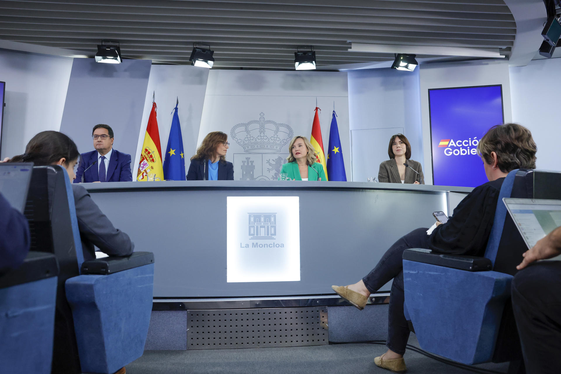 Los ministros para la Transformación Digital y de la Función Pública, Óscar López; de Sanidad, Mónica García (2i); de Educación, Formación Profesional y Deportes y portavoz del Gobierno, Pilar Alegría (2d) y de Ciencia, Diana Morant (d) durante la rueda de prensa posterior a la reunión del Consejo de Ministros, este martes en el Palacio de la Moncloa. EFE/ Zipi
