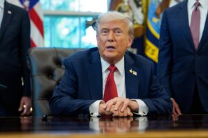 Fotografía del 6 de octubre del 2025 del presidente de EE.UU., Donald Trump (i), en la Casa Blanca, en Washington. EFE/Aaron Schwartz