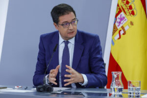 El ministro para la Transformación Digital y de la Función Pública, Óscar López durante la rueda de prensa posterior a la reunión del Consejo de Ministros, este martes en el Palacio de la Moncloa. EFE/ Zipi
